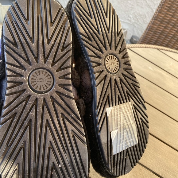 Mens UGG slippers size 11 - Picture 2 of 4